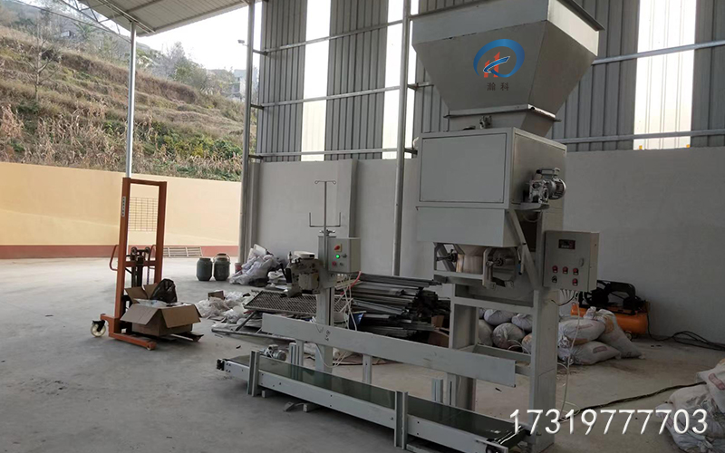 云南客户定制一台肥料自动包装机设备